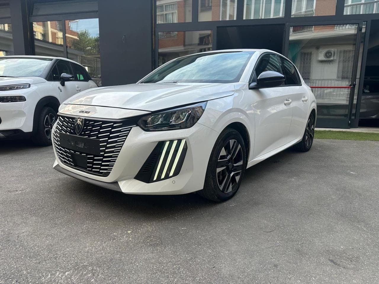 PEUGEOT 208